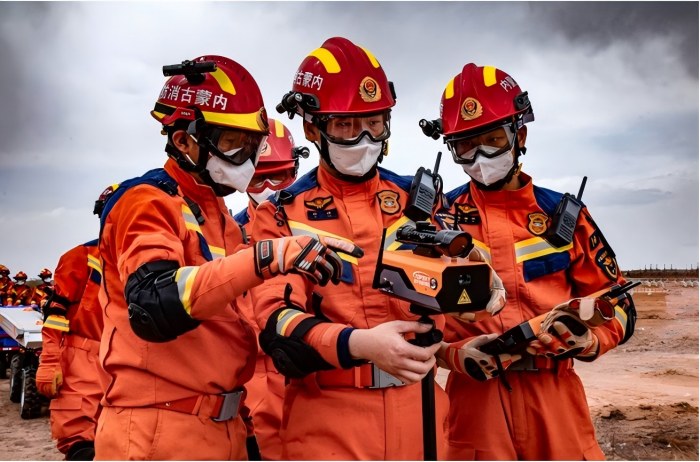 1757043644640631.jpg 內蒙古消防開展“北疆藍光·2025”全區(qū)消防救援隊伍地震災害救援實戰(zhàn)拉動演練.jpg